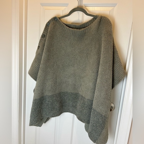 BAREFOOT DREAMS COZYCHIC COASTLINE PONCHO SHRUG IN EUCALYPTUS AGAVE ONE SIZE - Picture 2 of 6